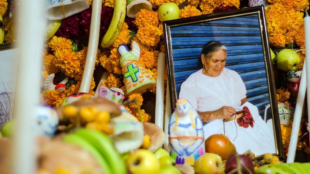 Families meet the graves of the departed ones [Misael Valtierra/Al Jazeera]