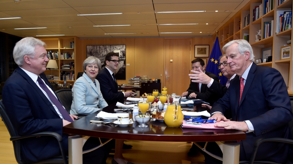 Britain's Secretary of State for Exiting the European Union David Davis (L), and the EU's chief Brexit negotiator Michel Barnier (R) meet at the European Commission in Brussels, Belgium December 8, 2017 [Eric Vidal/Reuters]