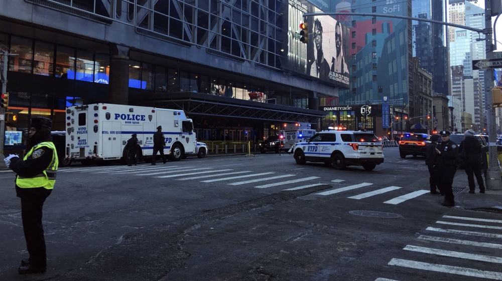 New York City police officers take security measures after an explosion in Manhattan [Ertugrul Cingil/Anadolu]