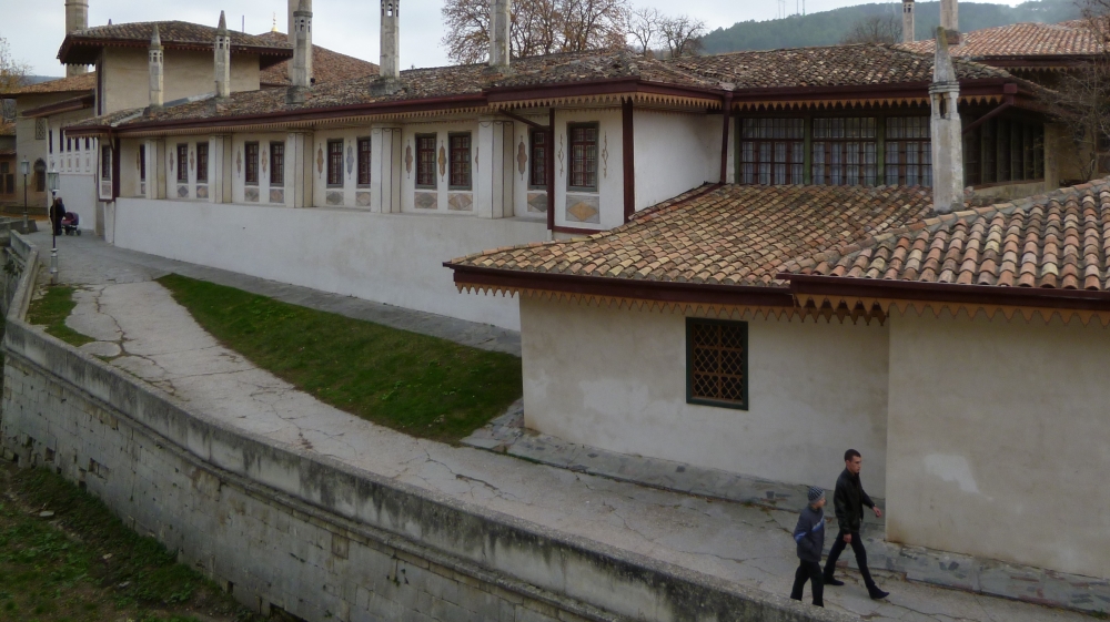 The Big Khan Mosque pictured before the restoration project [Mansur Mirovalev/Al Jazeera]