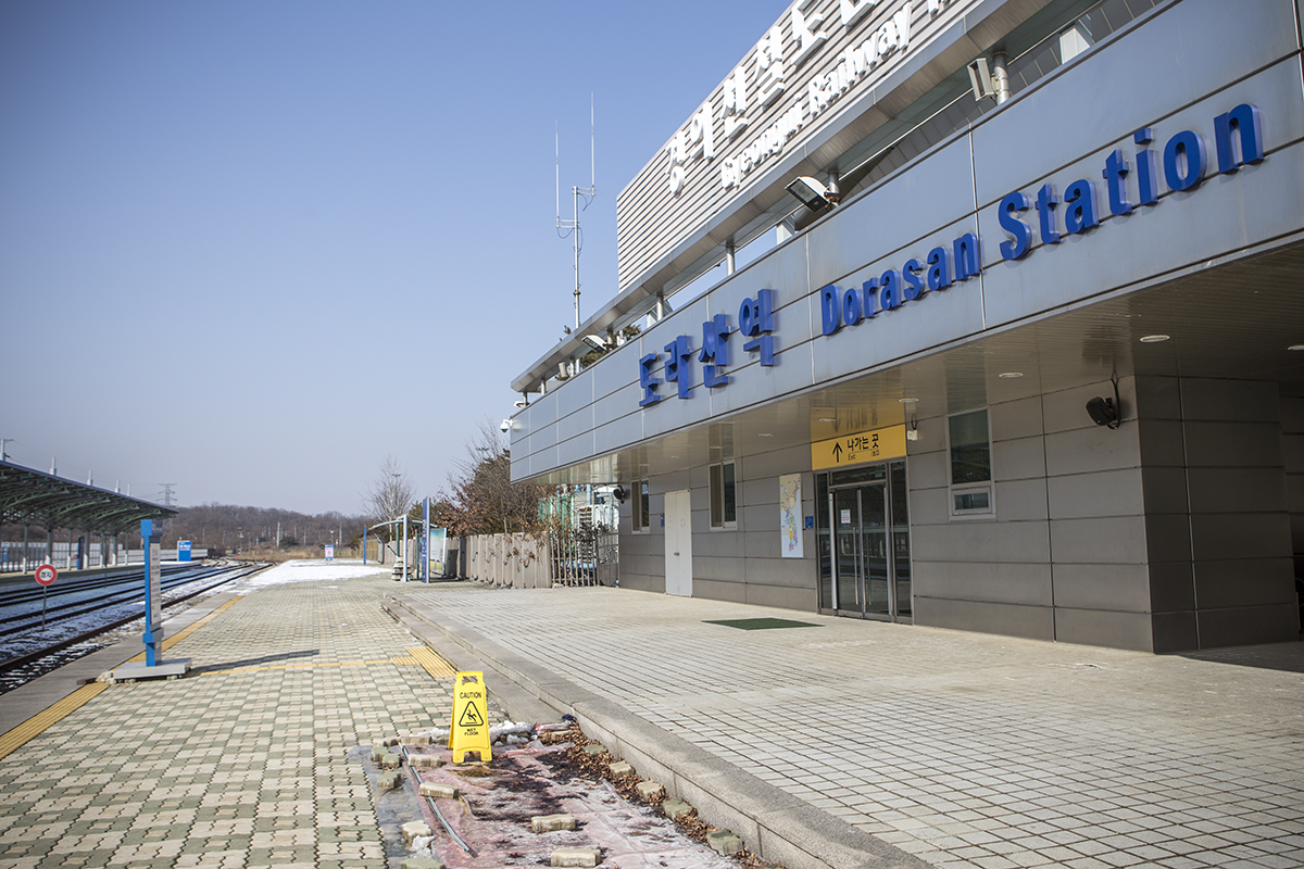 The platform can be accessed after paying an additional W1,000 ($0.92) but gives a deserted look, especially looking into the North. While standing on the platform, the propaganda played on huge speak