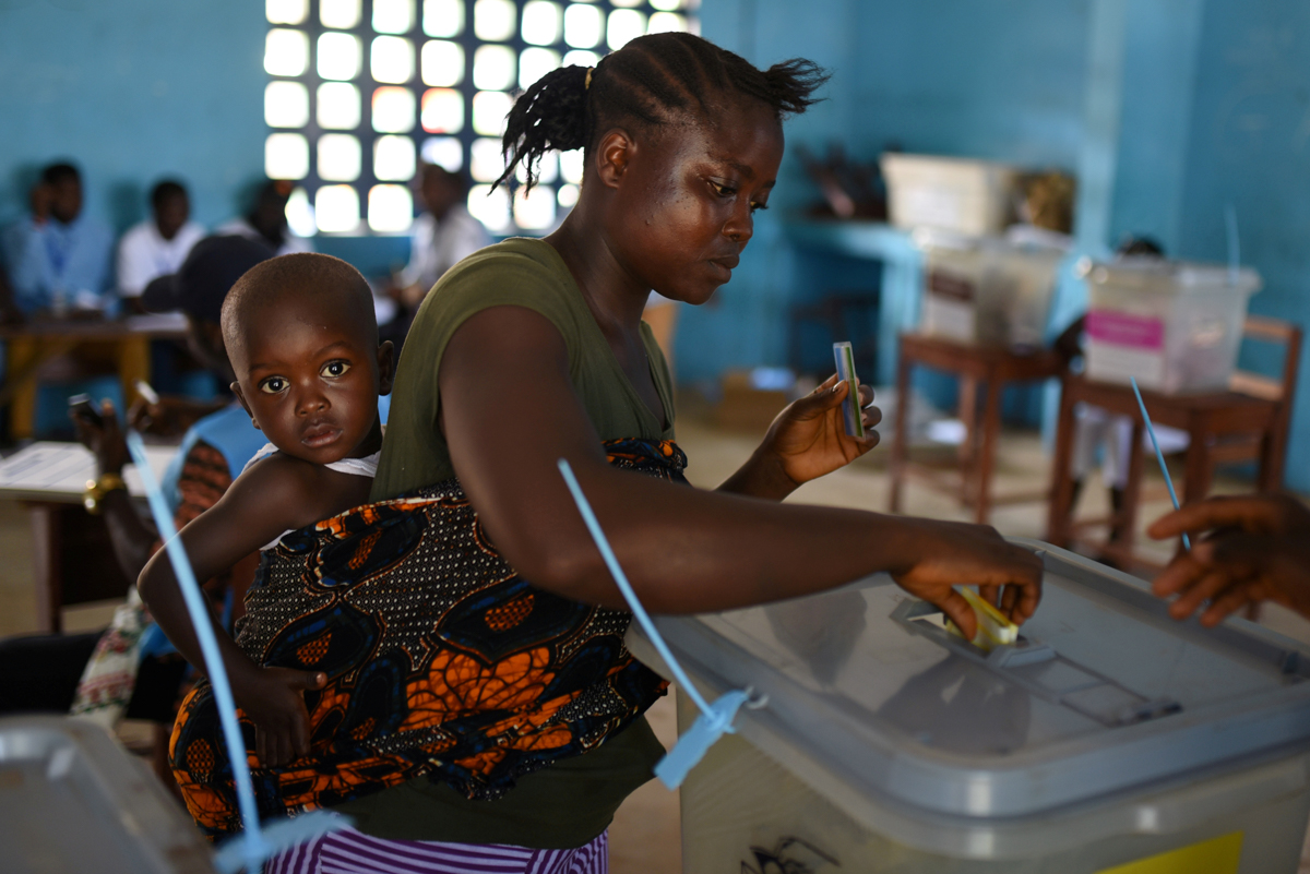 A voter casts her ballot at a polling station during Sierra Leone''s general election in Freetown, Sierra Leone March 7, 2018. REUTERS/Olivia Acland TPX IMAGES OF THE DAY
