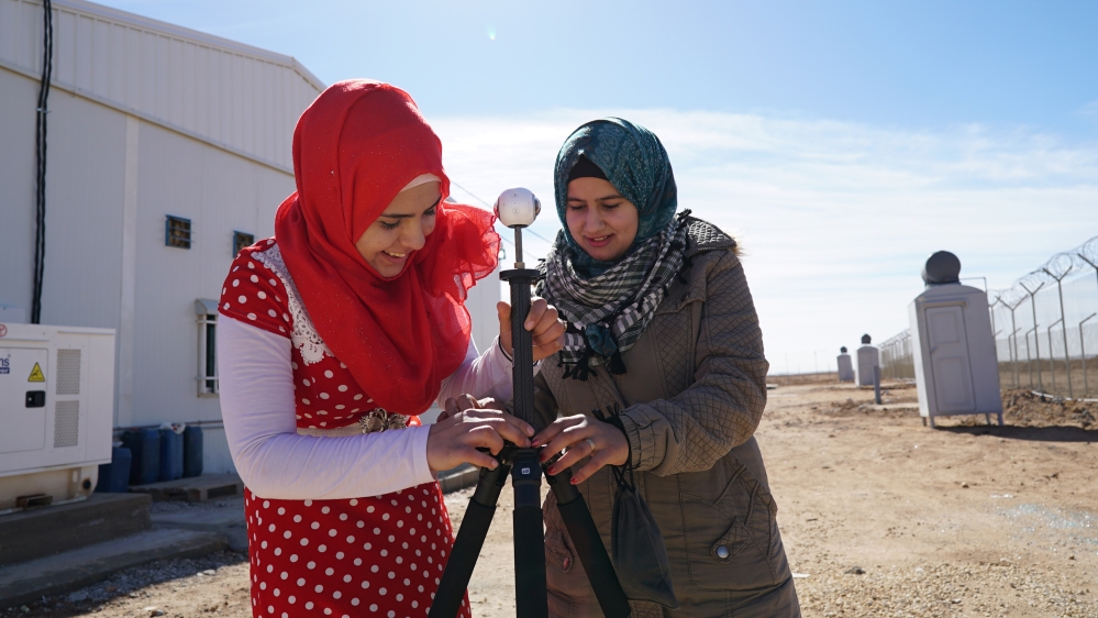 Nisreen (left), 16, and Marah, 18, learn how to film using the 360-degree camera [Joi Lee/Contrast VR]