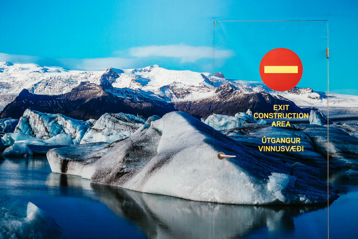 The island benefits from a strategic location from a geopolitical and economic point of view in view of the opening of the Arctic routes. The melting ice opens up new maritime routes between Asia and