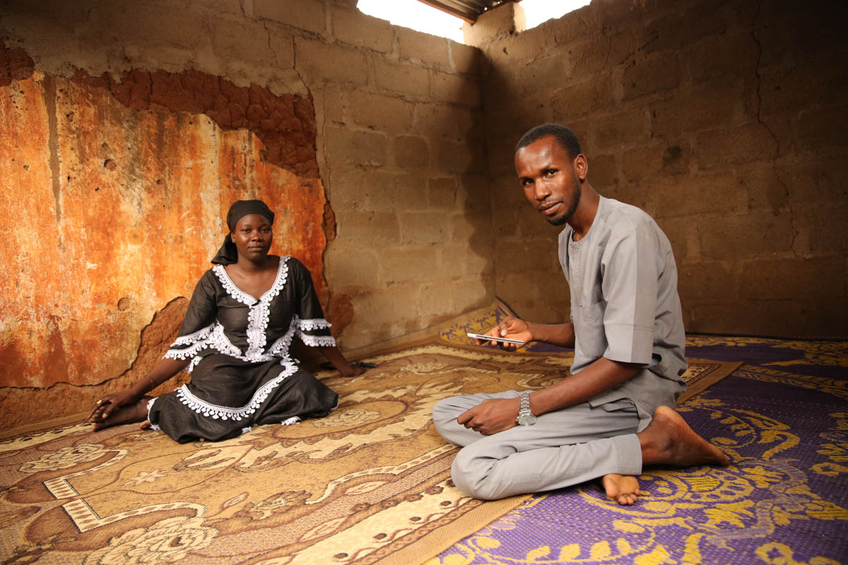 Hunter and university graduate Bamanga shows Aisha how to use her new smartphone. Copyright: Rosie Collyer