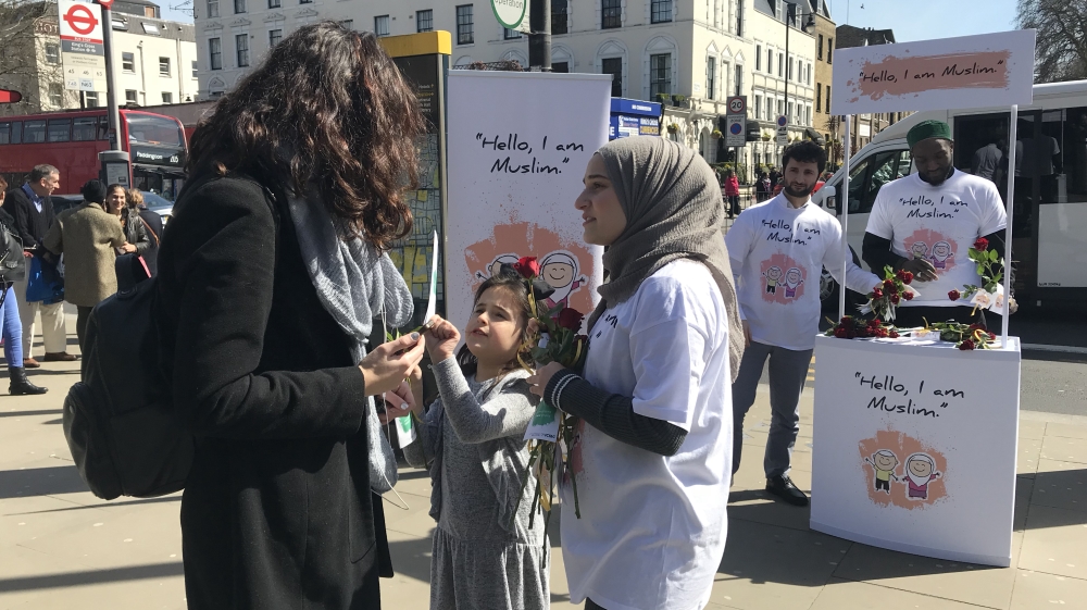 A group of young Muslims from Islami Community Milli Gorus (ICMG) give roses to passersby at King's Cross [Anadolu]