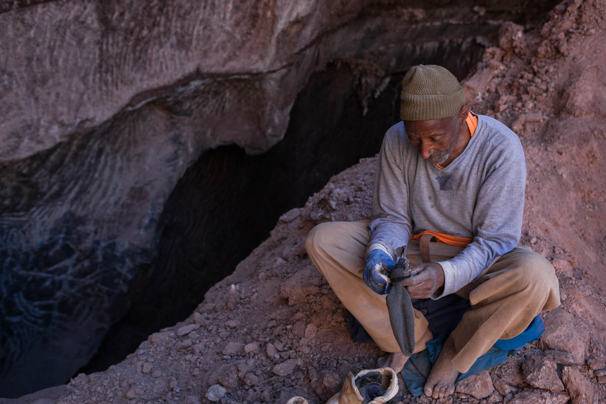 10_MOROCCO_SALT_MINING_SEBASTIAN_CASTELIER_PIC_25 - Working conditions are rudimentary for Hussain Binkou, who works barefoot six hours a day, before loading his donkey.