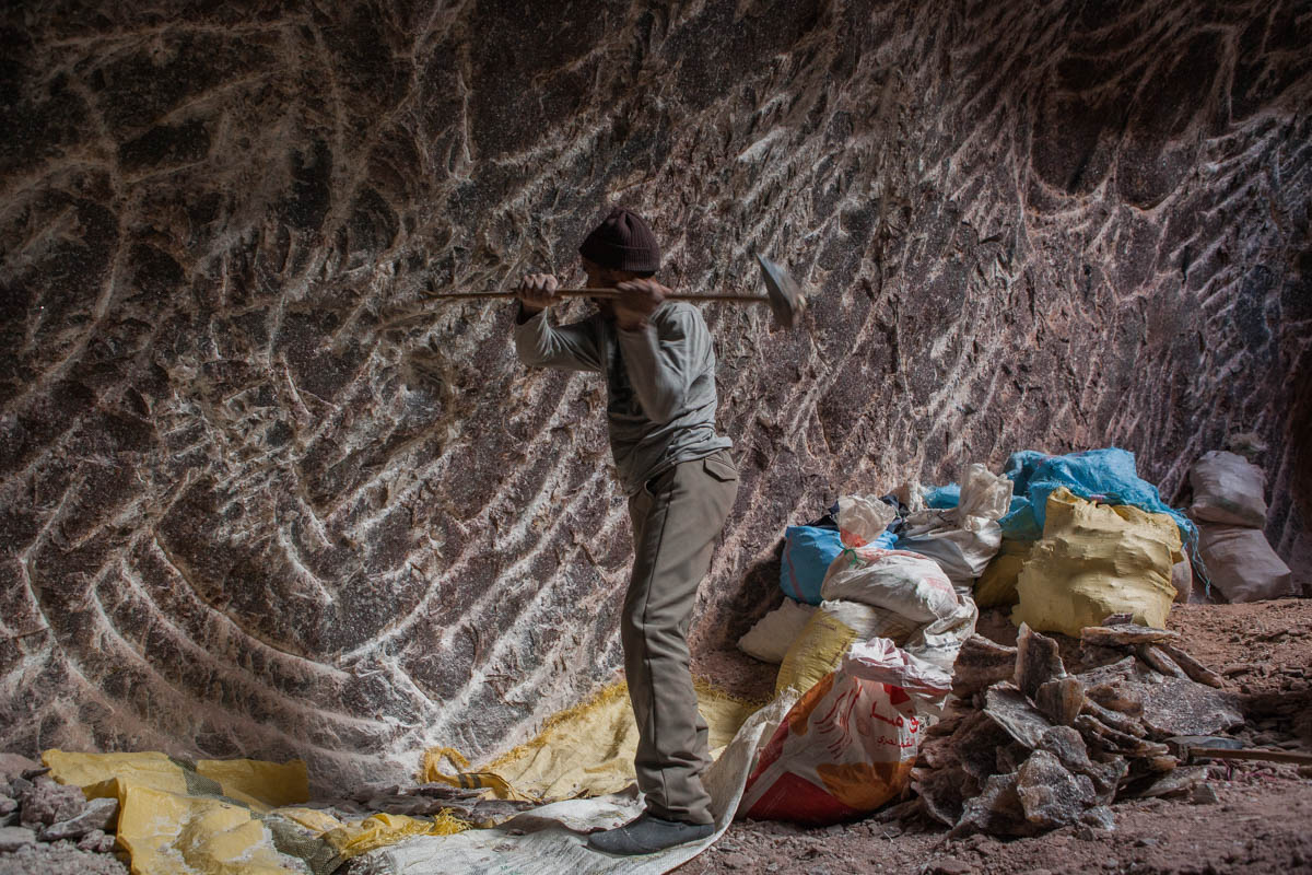 06_MOROCCO_SALT_MINING_SEBASTIAN_CASTELIER_PIC_12 – The first group of miners arrived at the mine at seven o’clock in the morning. Picking salty rocks up to the early hours of the afternoon, each mine