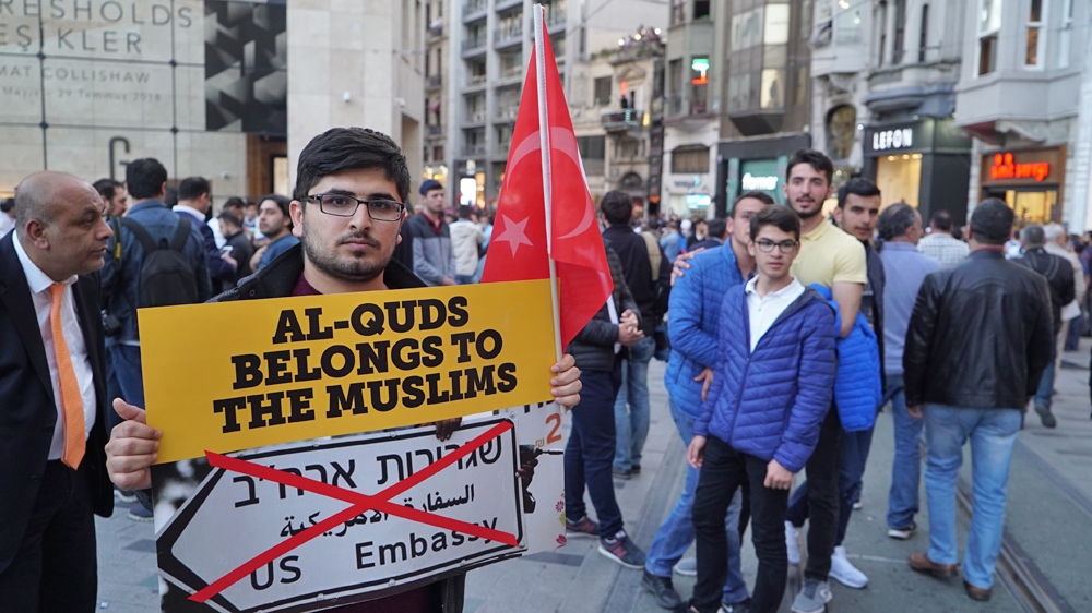 Protesters derided Arab leaders for being silent in the face of Israeli aggressions in Gaza [Faisal Edroos/Al Jazeera] 