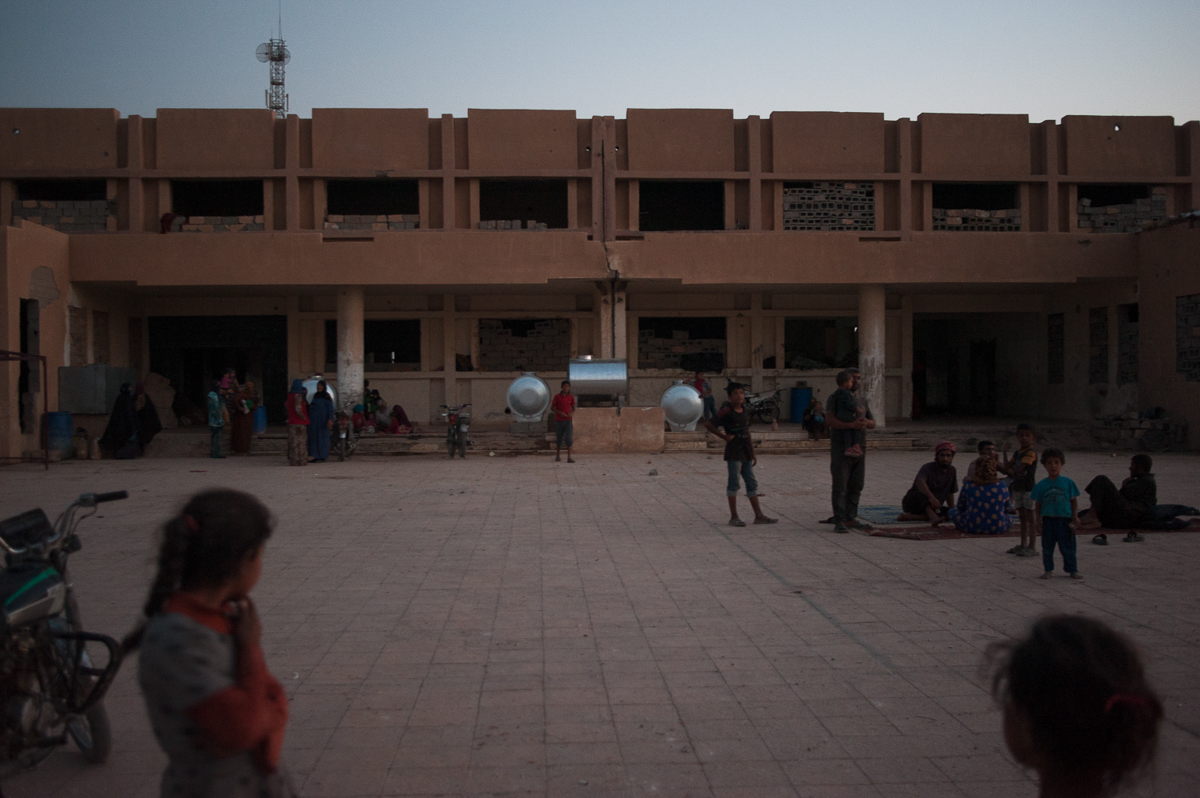 "Here in Harijieh we live as shit - Nassar says -. The man cleans the oil cisterns to support the family. "The organizations came twice and brought toothpaste and soap for the laundry. But we need foo