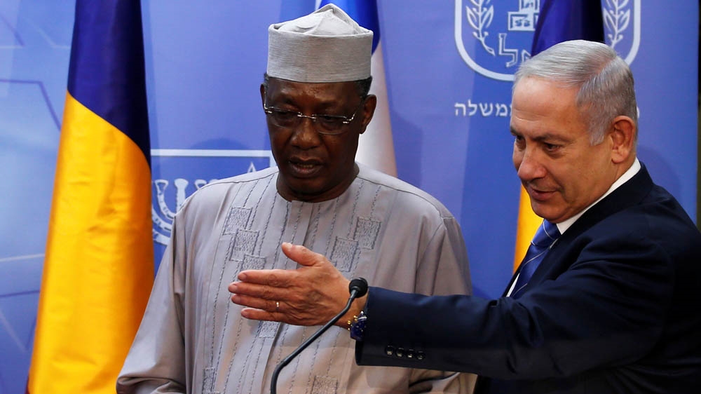 Benjamin Netanyahu gestures to Chadian President Idriss Deby