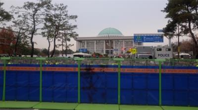 Police presence outside the parliament in Seoul to stop protesters [Sookyoung Lee/Al Jazeera]