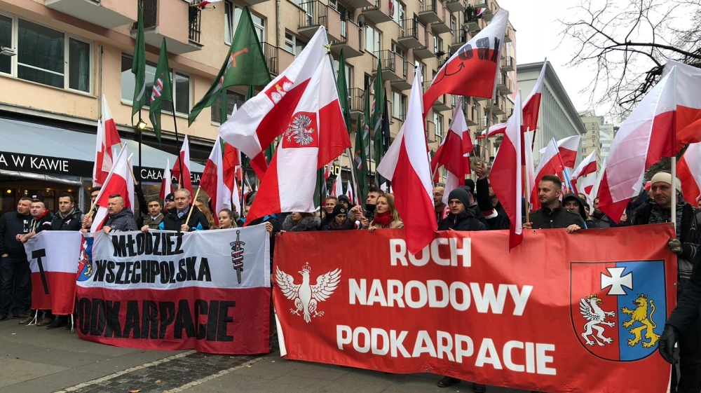 The march kicked off with people raising Polish flags and chanting patriotic slogans [Agnieszka Pikulicka-Wilczewska/Al Jazeera]