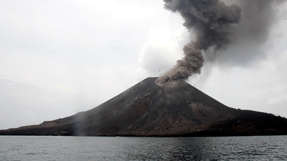 Anak Krakatau volcano spews ash and smoke in the Sunda strait November 10, 2007. REUTERS/Supri (INDONESIA)
