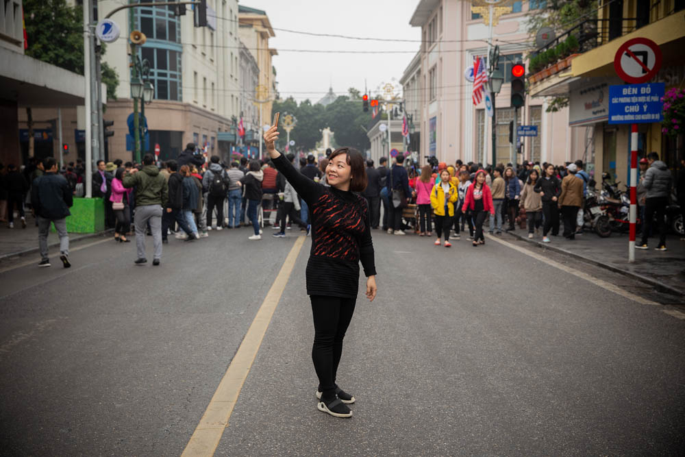 Bemused and amused locals grabbed the opportunity to come out of their work places, taking photos and waiting for the two leaders to drive past. [Faras Ghani/Al Jazeera]