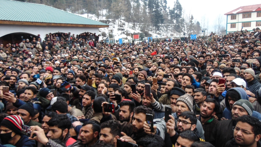 Huge crowds gathered at the Shah Faesal's first electoral rally after he quit his role as a civil servant with the Indian government [Sameer Mushtaq/Al Jazeera]