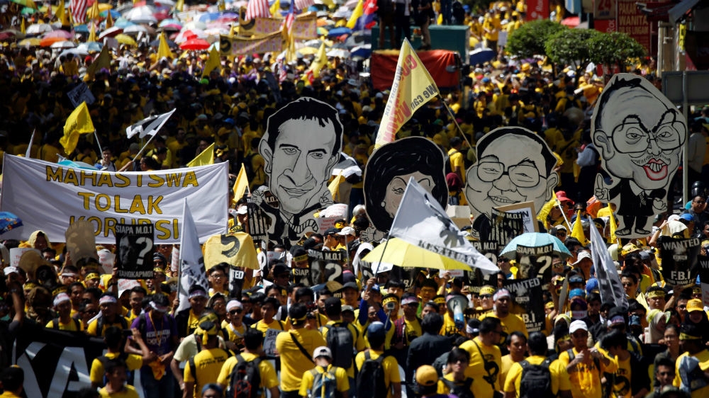 Malaysians took to the streets in November 2016 protesting against 1MDB and calling for Najib's resignation [Edgar Su/Reuters]