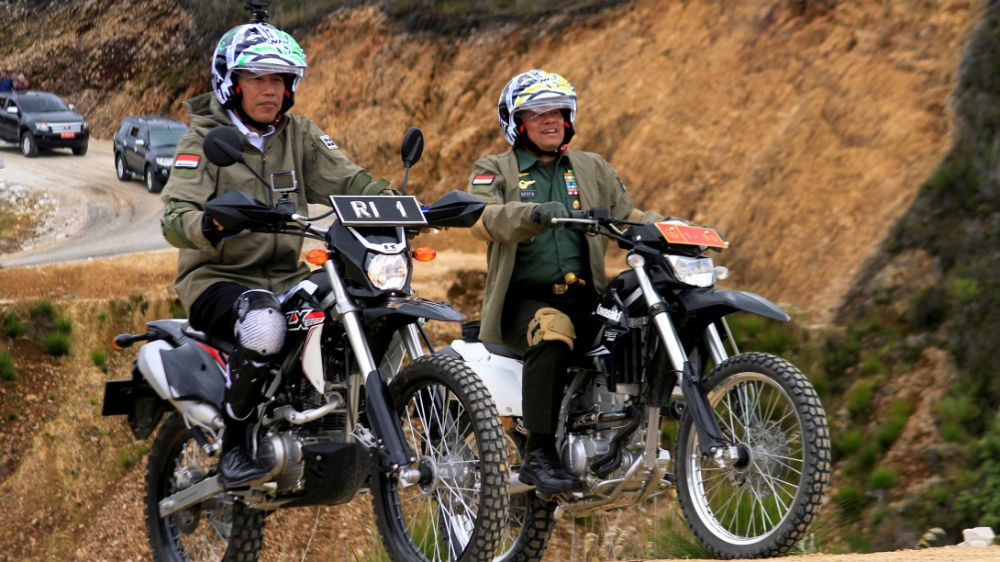 Joko Widodo, left, accompanied by then-Military Chief Gatot Nurmantyo on a visit to the Trans Papua road in 2017 [Indrianto Eko Suwarso/Antara Foto via Reuters]