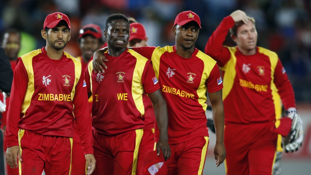 Zimbabwe''s cricketers leave the field after losing their Cricket World Cup match against India at Eden Park in Auckland, March 14, 2015. REUTERS/Nigel Marple (NEW ZEALAND - Tags: SPORT CRICKET)
