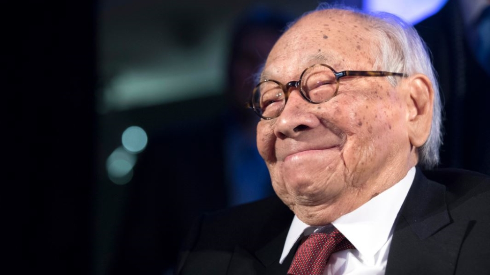 Pei smiles as he accepts the Lifetime Achievement Award during the 2016 Asia Game Changer Awards ceremony in New York [File: Mary Altaffer/AP Photo]