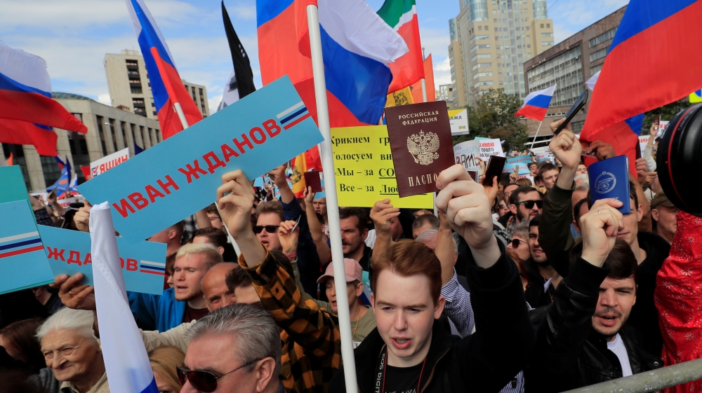 People take part in a rally in support of independent candidates for elections to the capital''s regional parliament in Moscow
