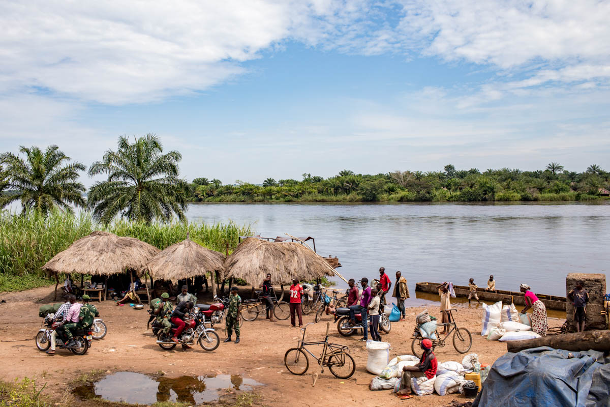A bank of the Cilemba River that many villagers cross every day. Since 2016, the region''s transport network has been deteriorating. Here the renovation of the ferryboat necessary for local trade has b