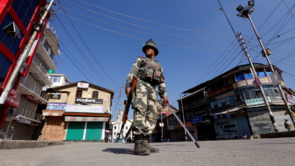 An Indian policeman stands guard in a deserted street during a curfew in Srinagar September 19, 2016. REUTERS/Danish Ismail