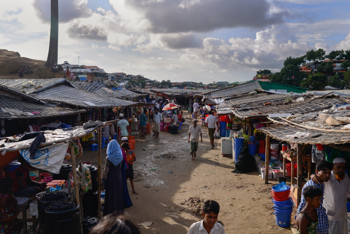 A local market in Balukhali refugee camp where most of the rohingya sell there relief product. Mahmud Hossain Opu/Al Jazeera