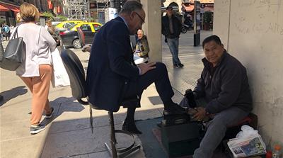 Guillermo Nielsen and the shoeshiner