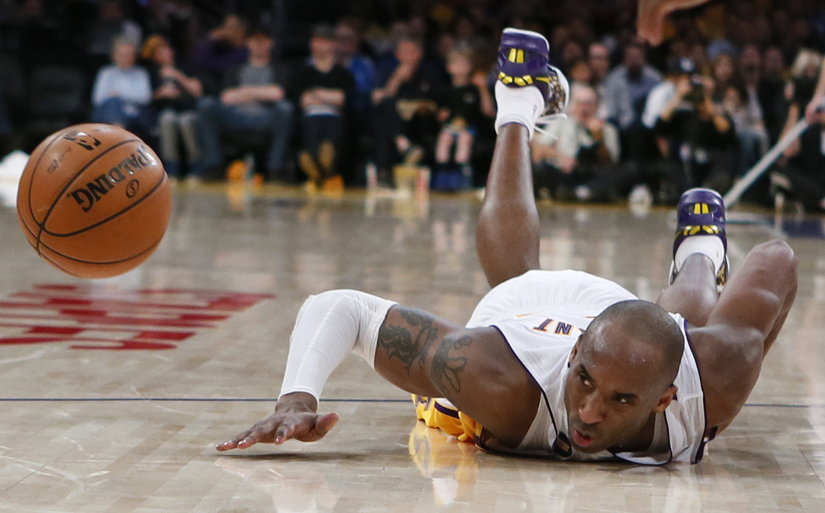 Los Angeles Lakers Kobe Bryant dives for a loose ball during their NBA game against the Chicago Bulls in Los Angeles, March 10, 2013. REUTERS/Lucy Nicholson (UNITED STATES - Tags: SPORT BASKETBALL) -