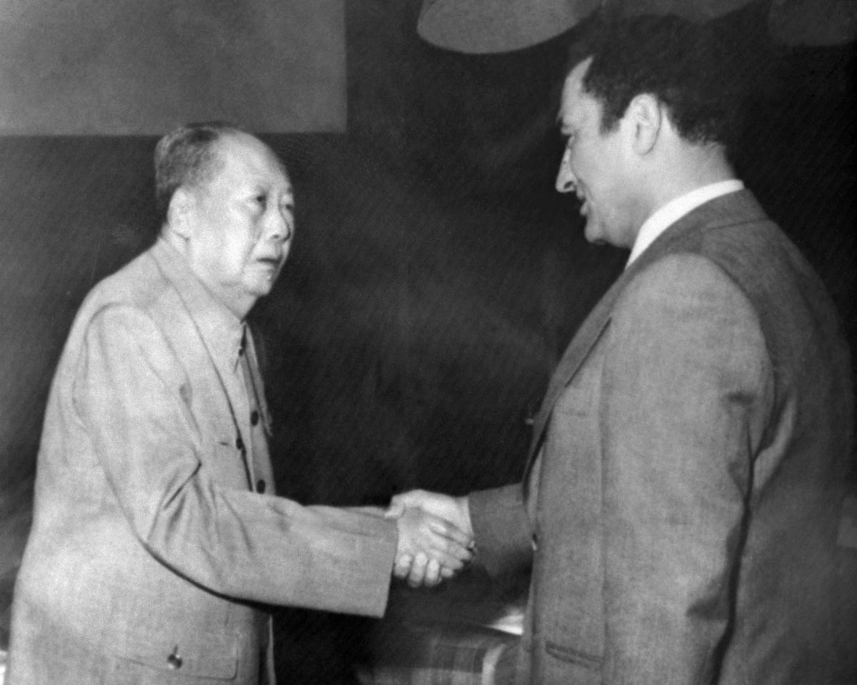 Egyptian Vice-President Hosni Mubarak (R) shakes hands with Chinese leader Mao Tse Tung (L) in Pekin, 20 April 1976. (Photo by AFP PHOTO / ARCHIVES / AFP)
