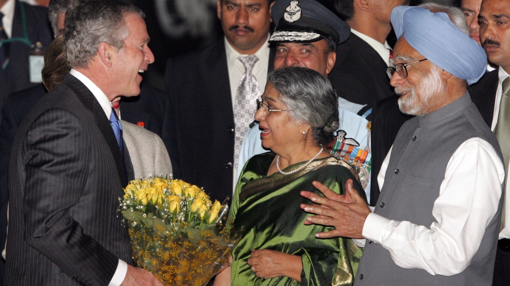U.S. President George W. Bush (L) is welcomed by Indian Prime Minister Manmohan Singh (R)