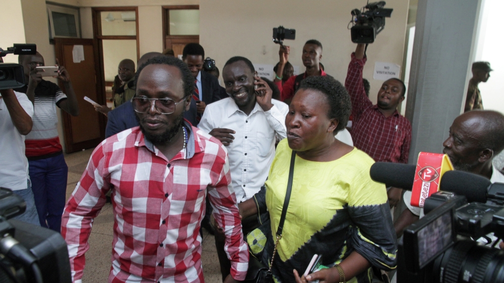 Tanzanian investigative journalist Erick Kabendera is escorted as he is freed after pleading guilty to financial crimes, at the Kisutu Residents Magistrate Court in Dar es Salaam