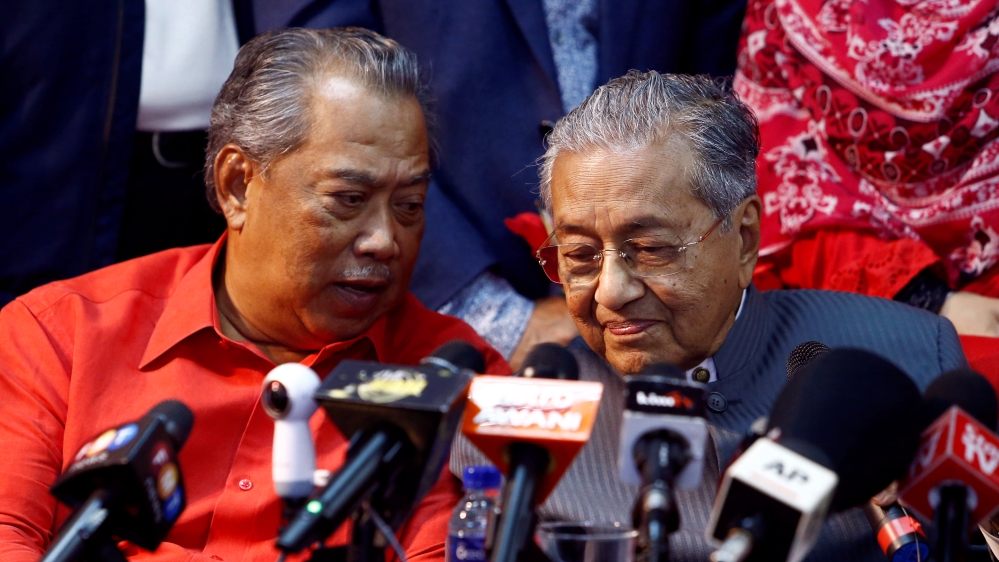 Former Malaysia''s Prime Minister Mahathir Mohamad listens to former Malaysian Deputy Prime Minister Muhyiddin Yassin during a news conference following the temporary deregistration of Parti Pribumi Be