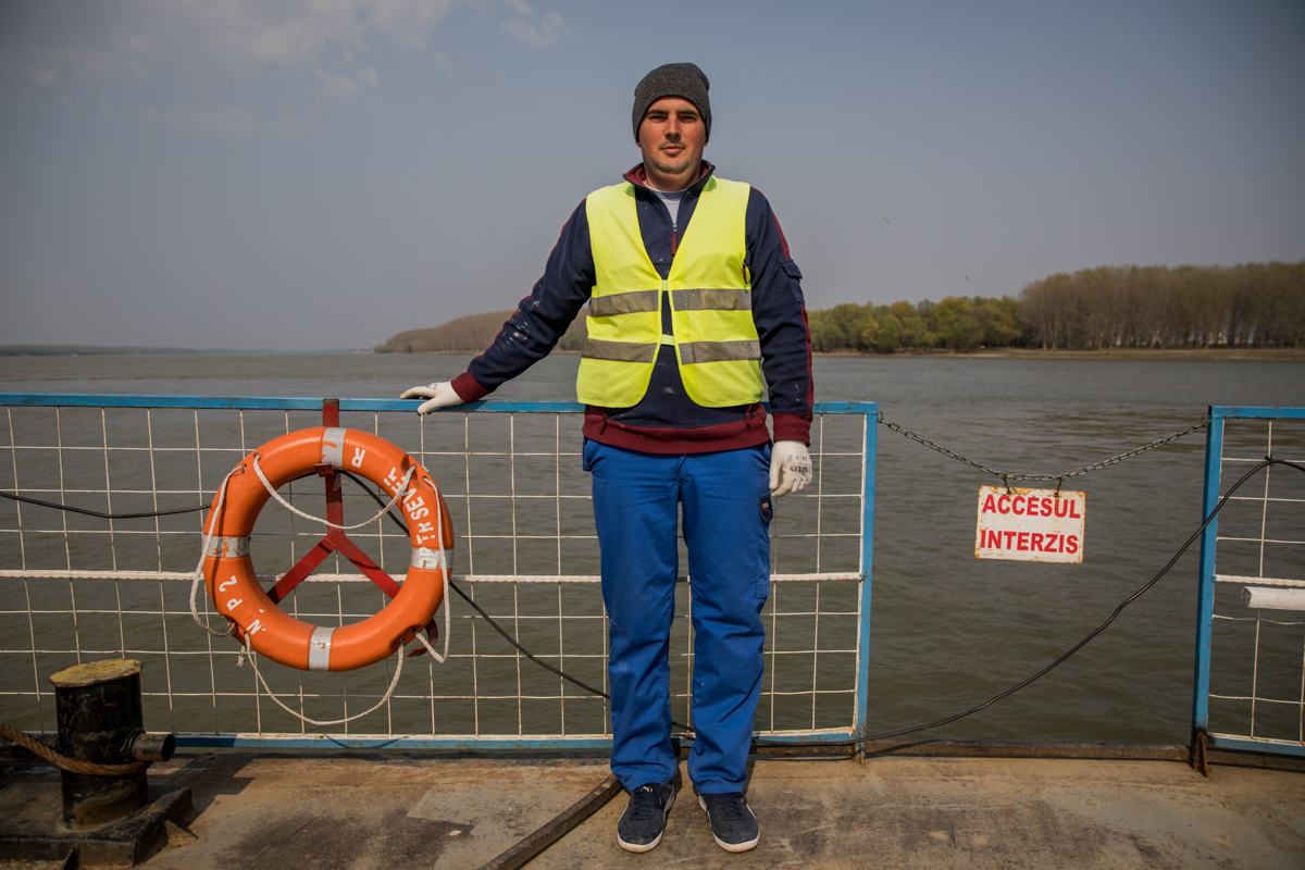 For 18 years, Marius, 35, father of two, has worked in construction finishes. He says people don’t invest in that those days, that they prefer to save money. For a week he has been working as an opera