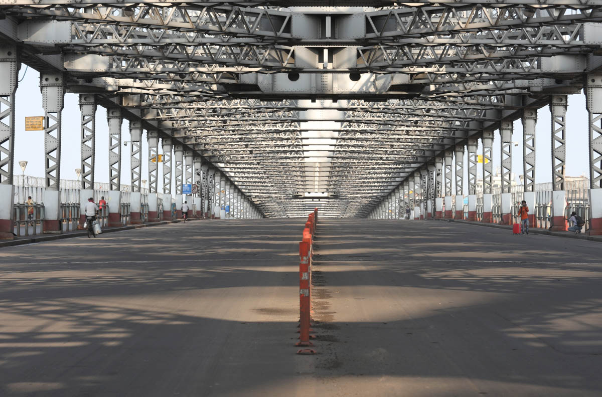 A view shows Howrah bridge during a 14-hour long curfew to limit the spreading of coronavirus disease (COVID-19) in the country, in Kolkata, India, March 22, 2020. REUTERS/Rupak De Chowdhuri - RC2SOF9