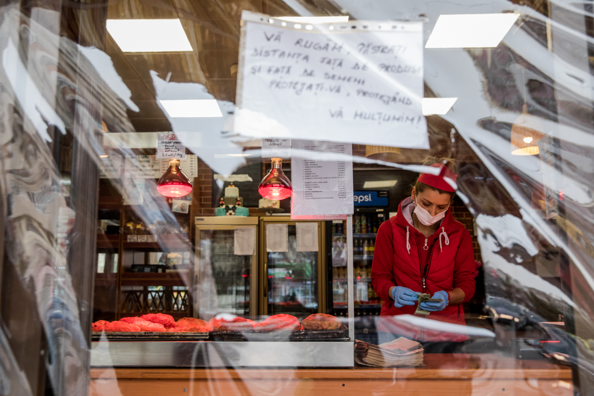 Some food vendors have taken safety measures to limit contact between their sellers and the customers. Pastry shop in Alexandria, March 24th, 2020 (March 24: 762 confirmed cases, 8 deaths)