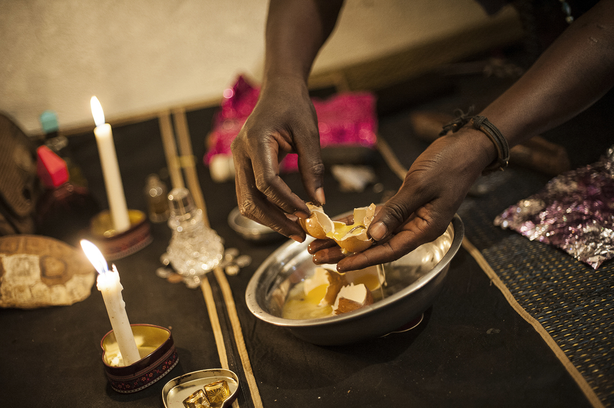 “Twelve” powers is another sorcerer of Bangui. He extracts a ring from an egg during his magical practice. “Twelve Powers” is specialized in creation of gri gri, talismans that are able to protect fro