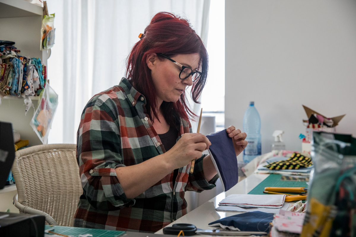 Adina Casas,45 owns a baby toys workshop. Now she makes masks. It started a month ago, when she got a cold. She did not want to go out without a mask and could not find to buy one at the pharmacy, so