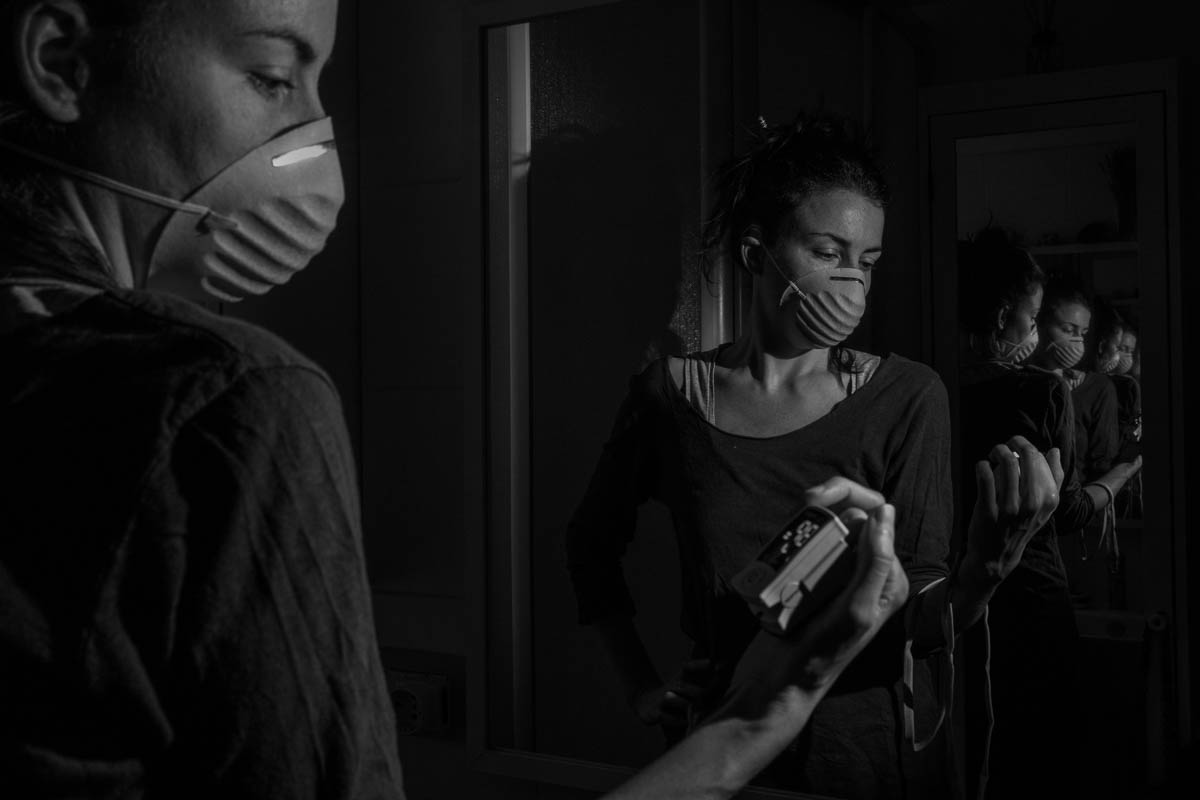 Every day Marta measures oxygen with the oximeter (an oxygen monitor control) in the bathroom. The doctor suggested her to measure it every day and to make sure she is well, she must exceed 95%. When