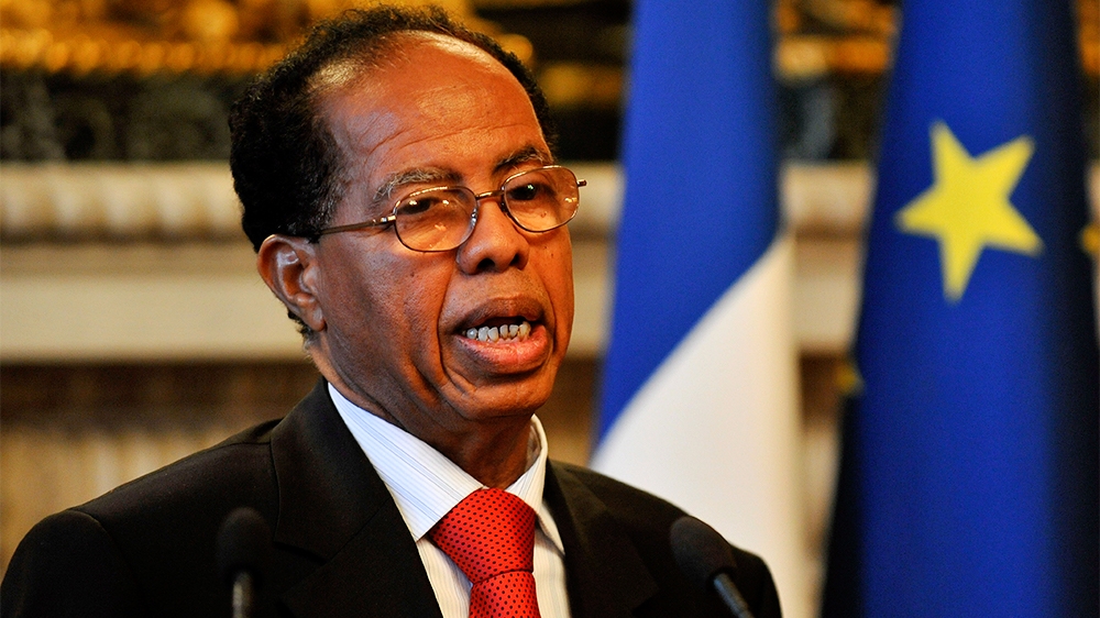 epa01254269 French Foreign Minister Bernard Kouchner (unseen) and Somali Premier Nur Hassan Hussein Adde address the media during their joint press conference at the Quai d'Orsay, in Paris, France, 13