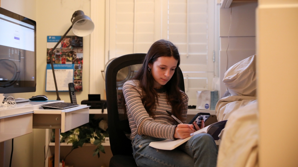 New York students begin the first day of digital school