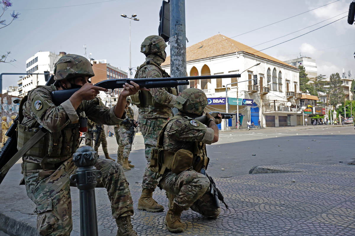 Lebanese army soldiers disperse protesters, following the funeral of protester Fawaz al-Samman, in the northern port city of Tripoli on April 28, 2020. - A 26-year-old protester died from a bullet wou