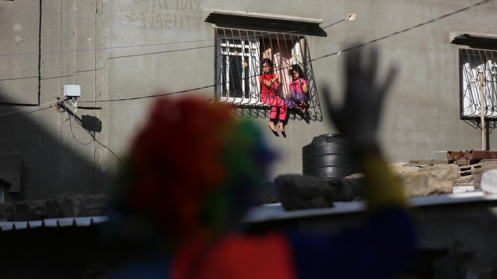 Gazaian youngs entertain children in homes