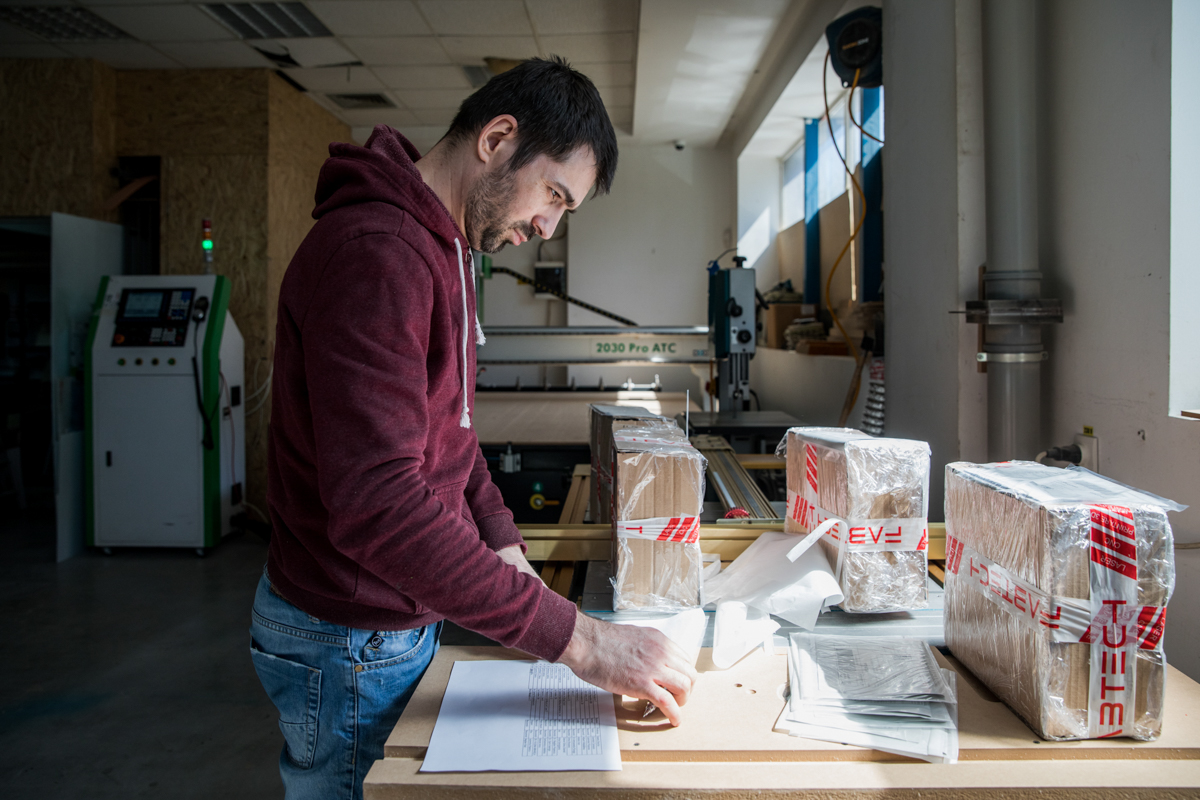 At FabLab, visors are being packed and shipped all across the country. FAN courier, a Romanian courier service, offered to deliver the visor shipments for free. There is an initiative, viziere.ro who