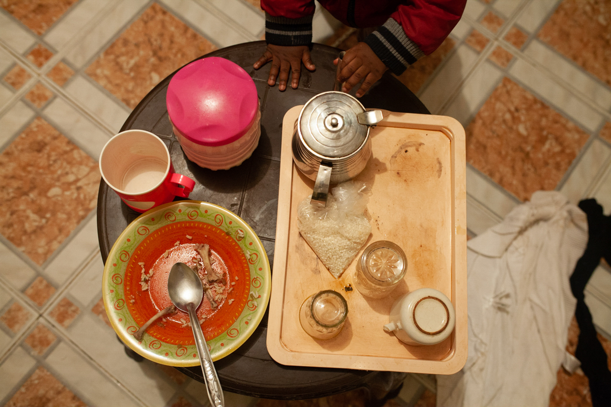Local NGOs distribute humanitarian aid but most of the time it is not enough. A serving of rice for mother and son for a week. To get ahead, Christelle prepares typical Ivory Coast food and sells it t
