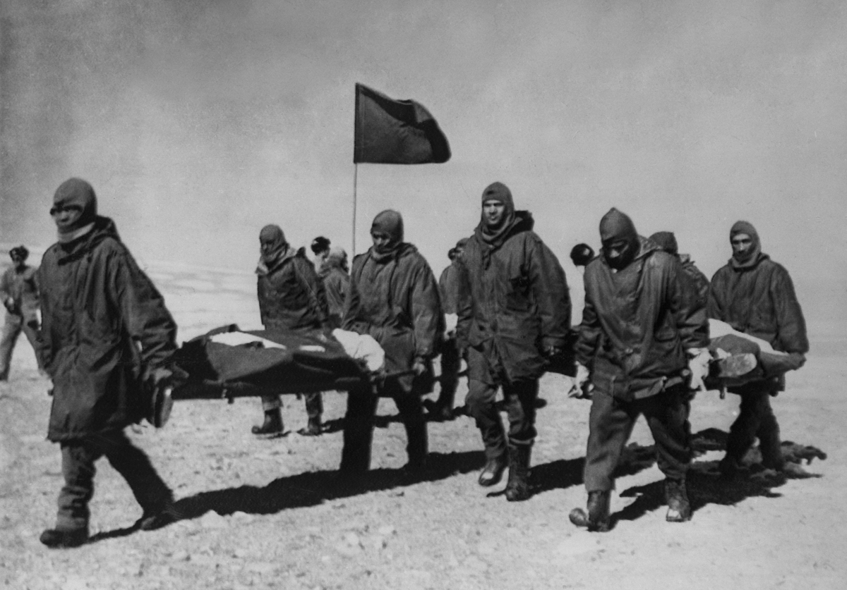 Indian soldiers carry bodies that were handed over to them by Chinese troops on the border with Sikkim, India, September 14, 1967. (Photo by KEYSTONE-FRANCE / Gamma-Rapho via Getty Images)