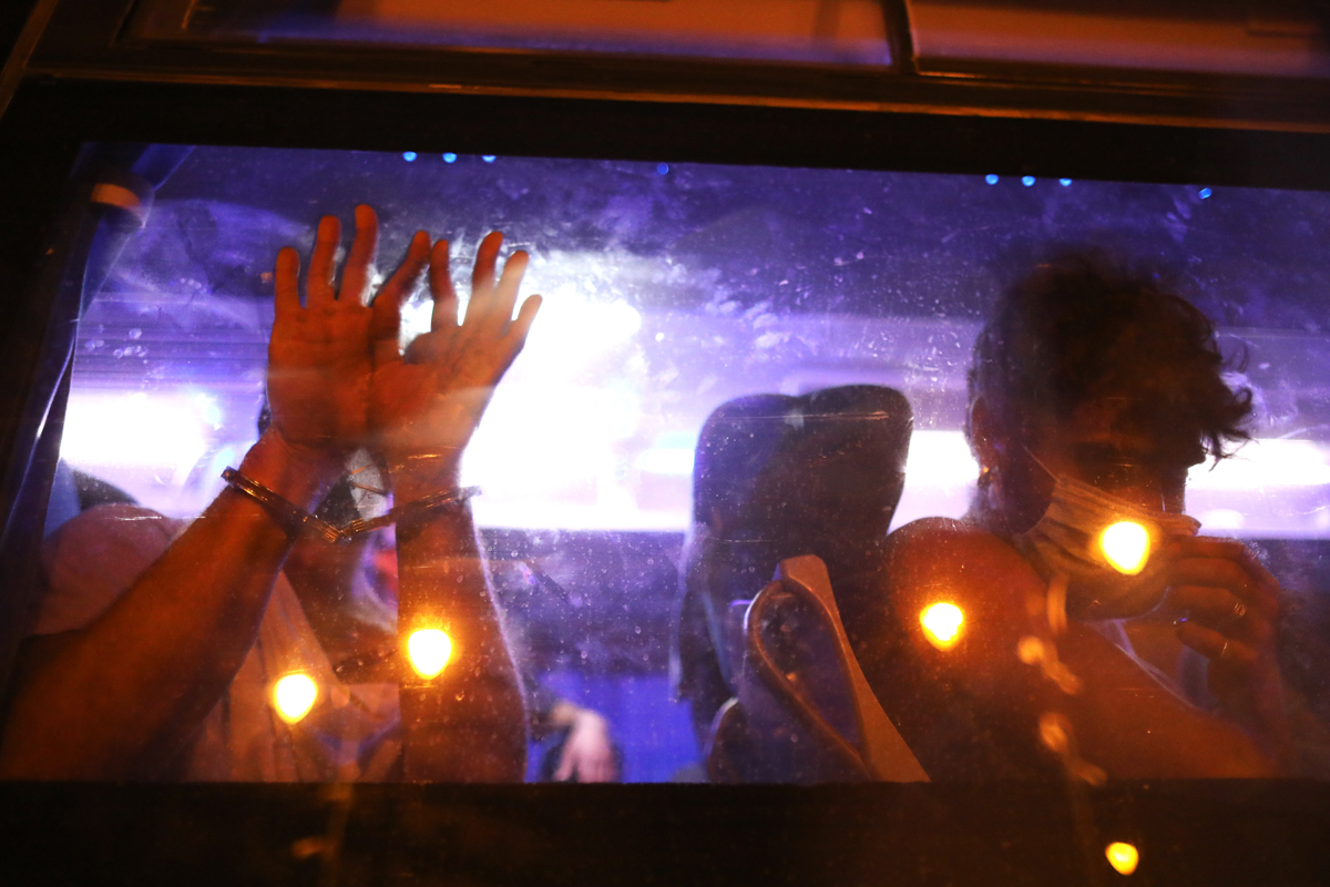 epa08546452 Protesters detained in a police bus during a protest against Israeli prime minister Benjamin Netanyahu corruption charges, outside his residence in Jerusalem, Israel, 14 July 2020. Netanya