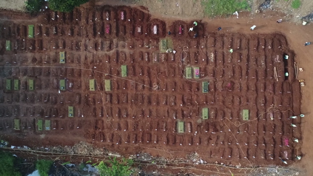  Jakarta cemeteries [Fakhrur Rozi/Al Jazeera]