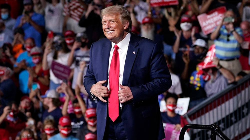 Trump campaigns w/ crowd in NC